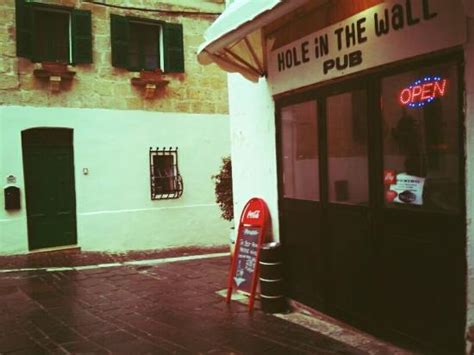 Hole in the Wall Pub (Sliema) .